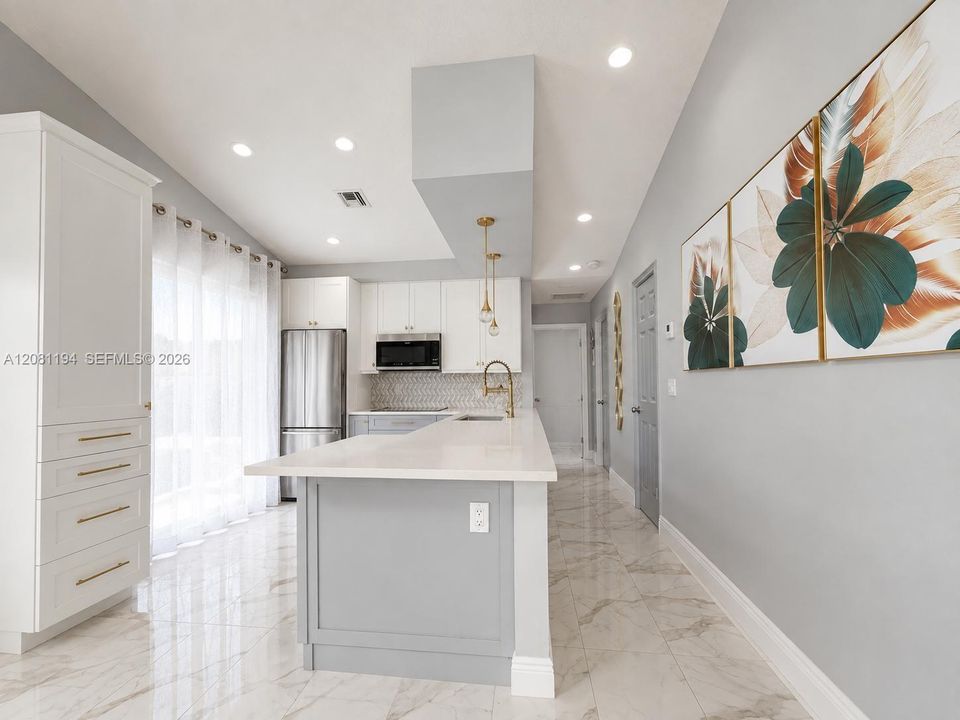For Sale: $375,000 (2 beds, 2 baths, 1048 Square Feet)