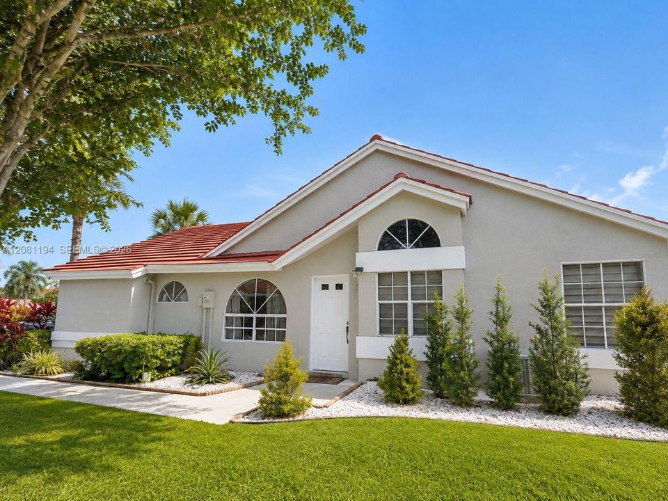 For Sale: $375,000 (2 beds, 2 baths, 1048 Square Feet)