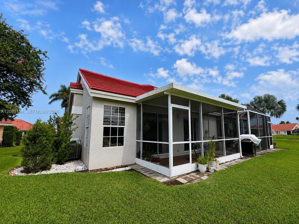For Sale: $375,000 (2 beds, 2 baths, 1048 Square Feet)