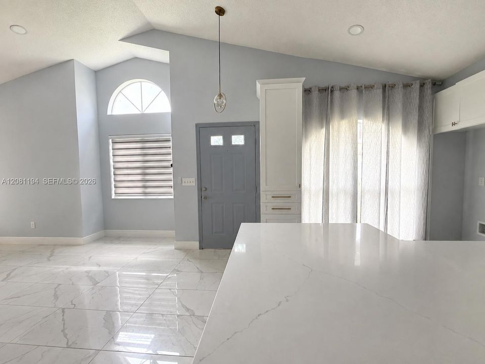 For Sale: $375,000 (2 beds, 2 baths, 1048 Square Feet)