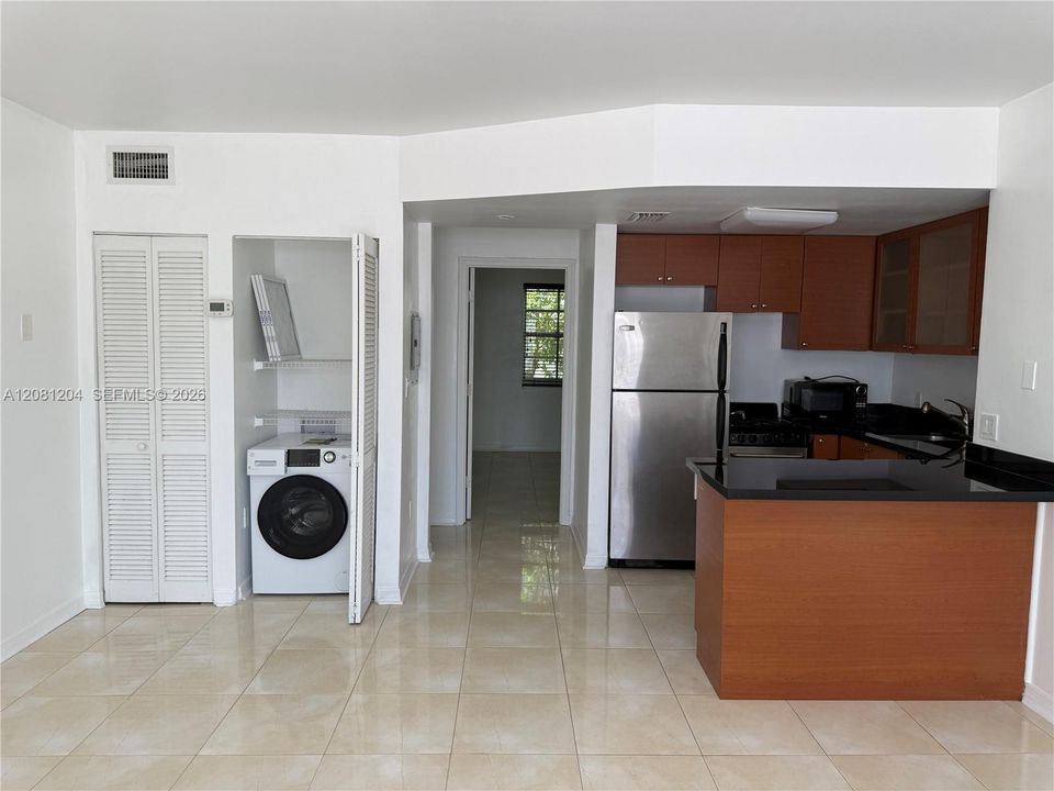 For Rent: $2,600 (1 beds, 1 baths, 650 Square Feet)