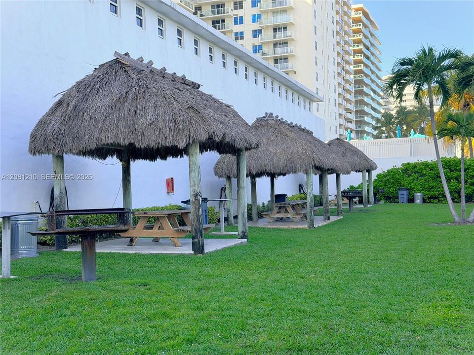 For Rent: $4,500 (1 beds, 2 baths, 930 Square Feet)