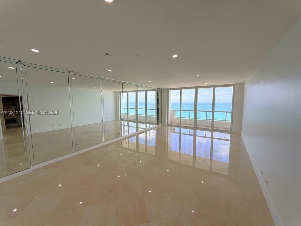 For Rent: $4,500 (1 beds, 2 baths, 930 Square Feet)