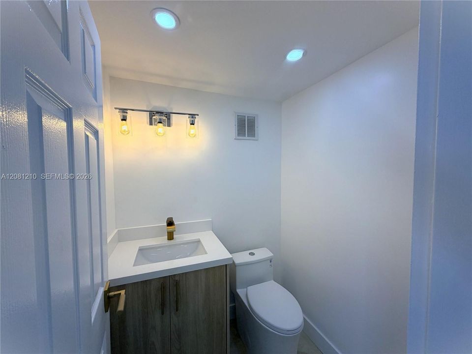 For Rent: $4,500 (1 beds, 2 baths, 930 Square Feet)