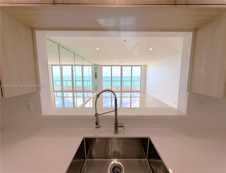 For Rent: $4,500 (1 beds, 2 baths, 930 Square Feet)