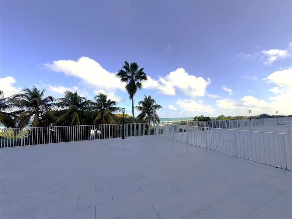 For Rent: $4,500 (1 beds, 2 baths, 930 Square Feet)