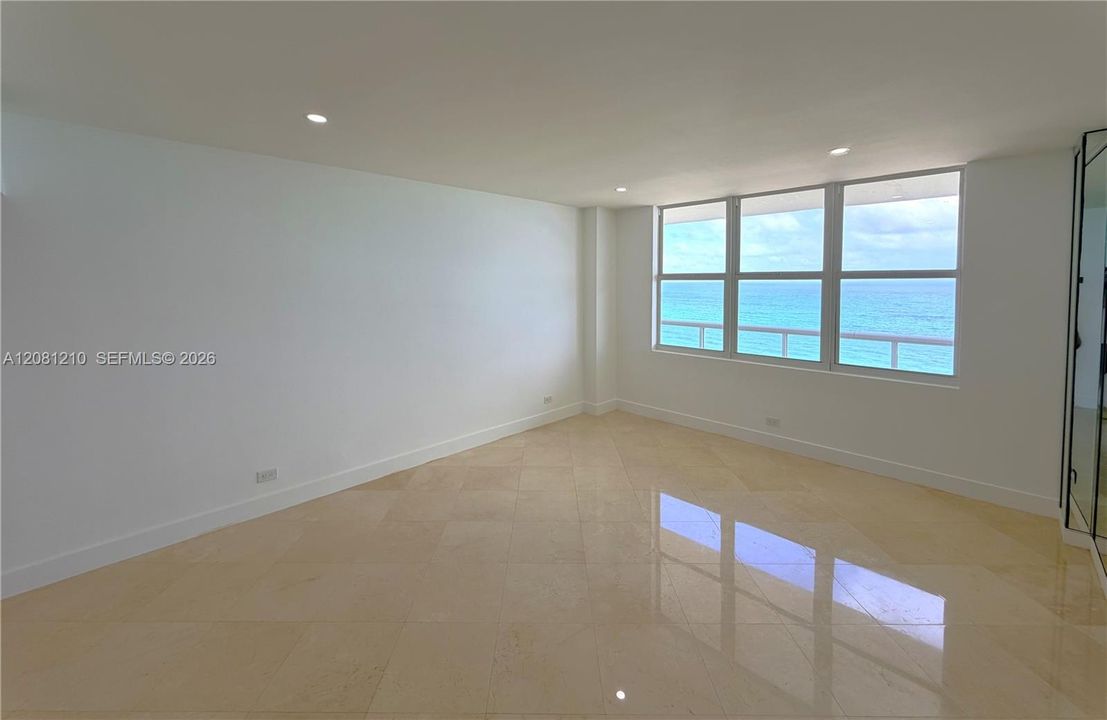 For Rent: $4,500 (1 beds, 2 baths, 930 Square Feet)
