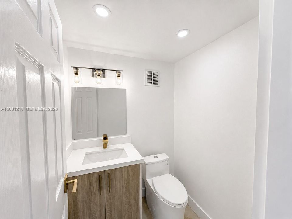For Rent: $4,500 (1 beds, 2 baths, 930 Square Feet)