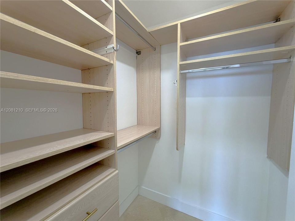 For Rent: $4,500 (1 beds, 2 baths, 930 Square Feet)