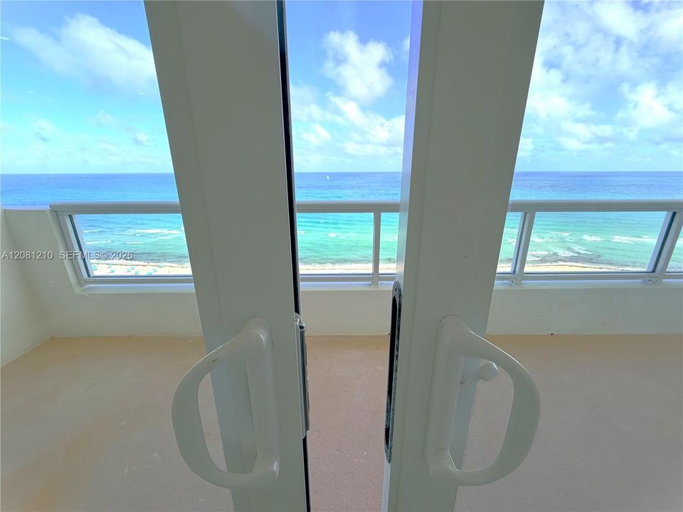 For Rent: $4,500 (1 beds, 2 baths, 930 Square Feet)