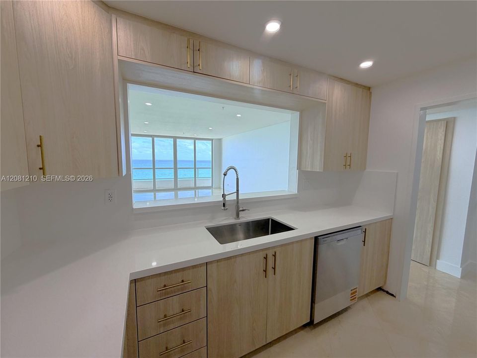 For Rent: $4,500 (1 beds, 2 baths, 930 Square Feet)