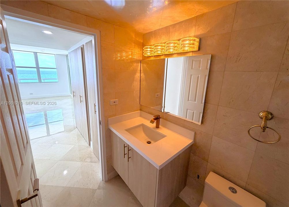 For Rent: $4,500 (1 beds, 2 baths, 930 Square Feet)