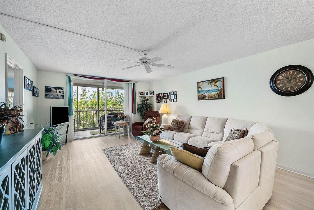 017-4735LucerneLakesBoulevardWest-402-La
