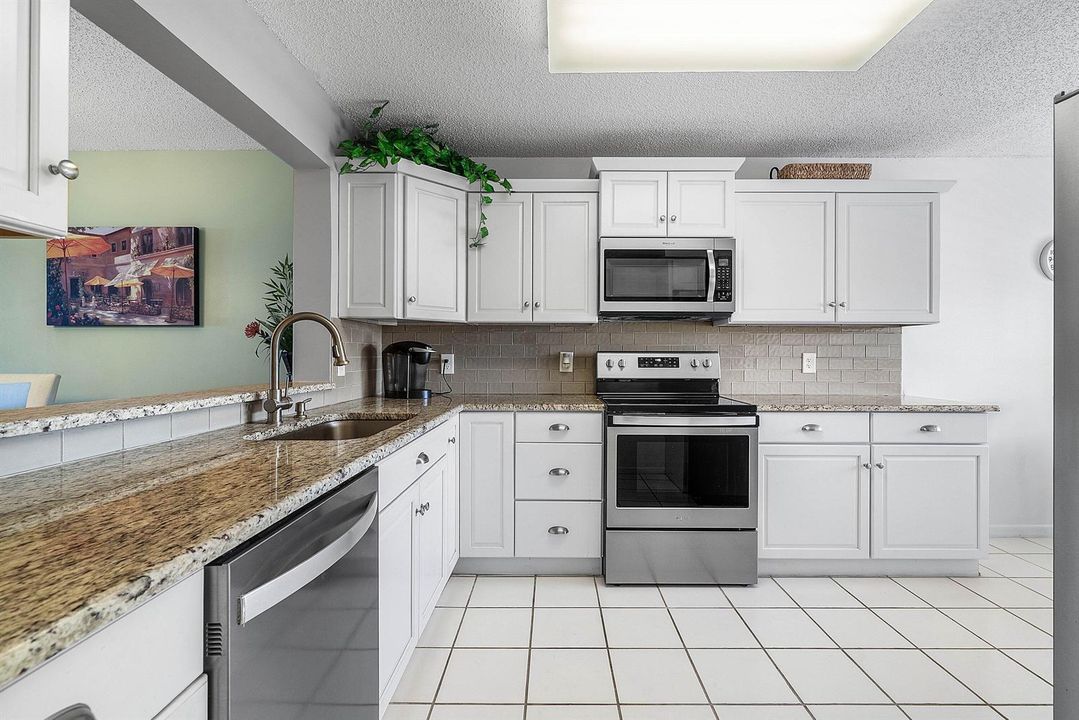 007-4735LucerneLakesBoulevardWest-402-La