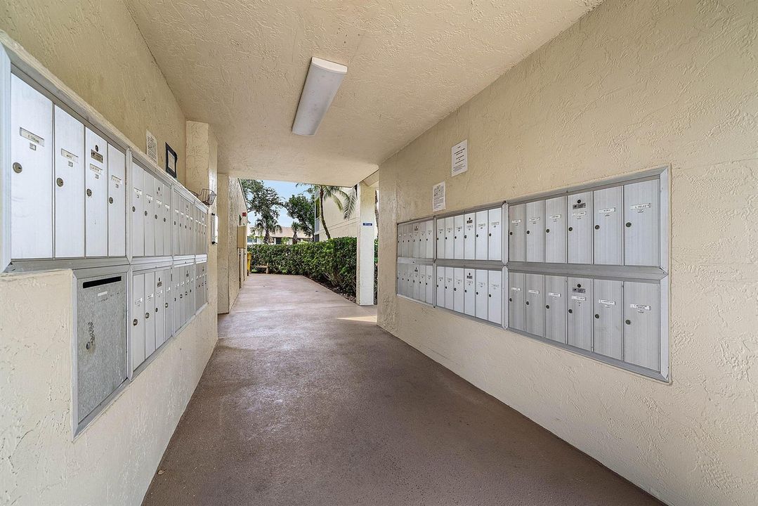 032-4735LucerneLakesBoulevardWest-402-La