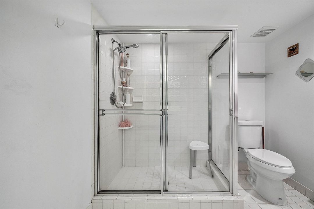 023-4735LucerneLakesBoulevardWest-402-La