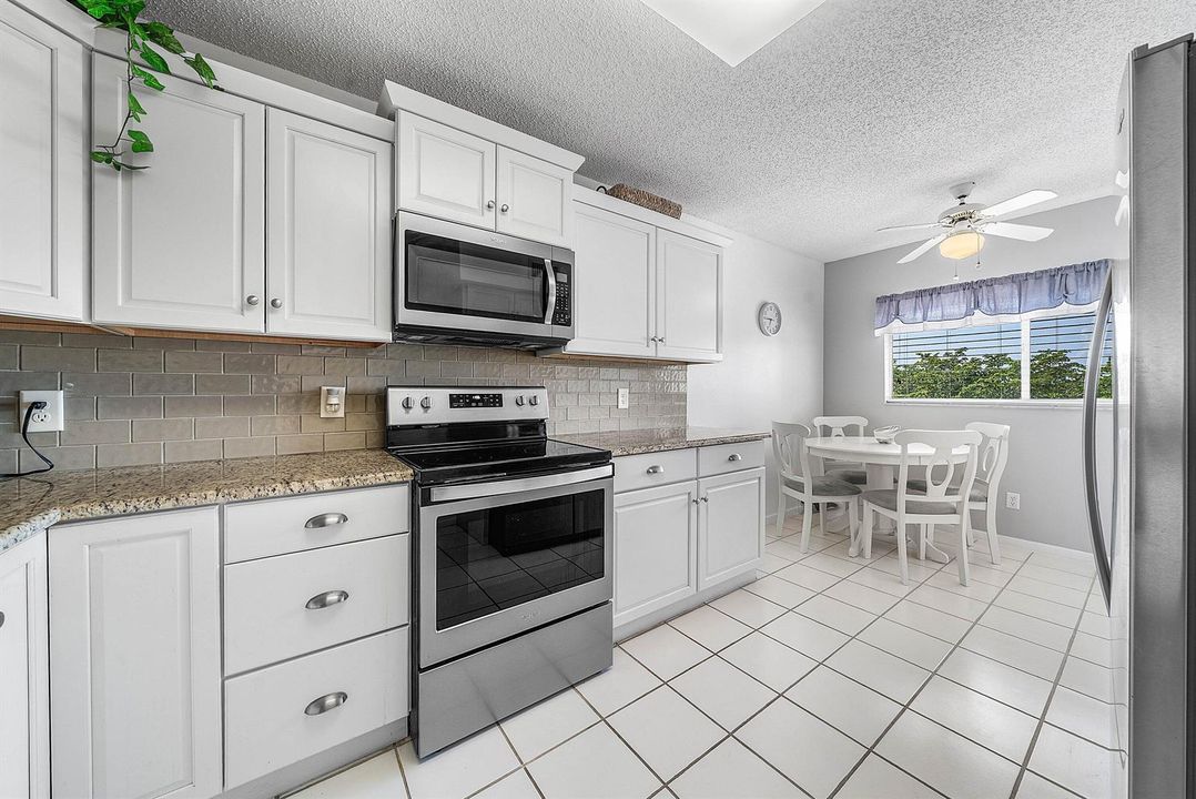 008-4735LucerneLakesBoulevardWest-402-La