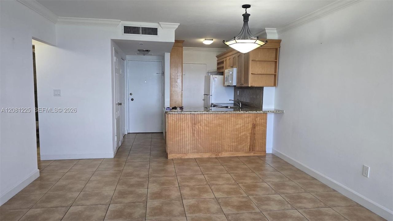 For Rent: $2,950 (1 beds, 1 baths, 726 Square Feet)