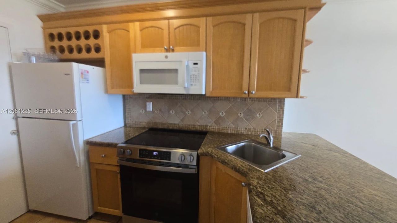 For Rent: $2,950 (1 beds, 1 baths, 726 Square Feet)