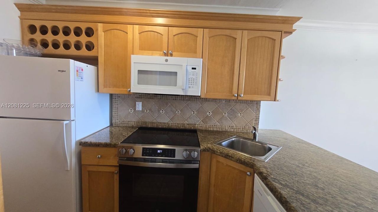 For Rent: $2,950 (1 beds, 1 baths, 726 Square Feet)