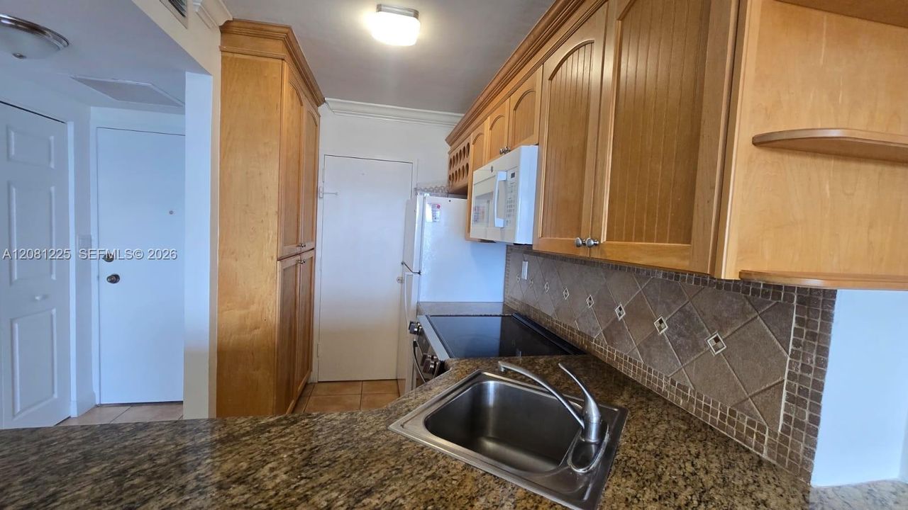 For Rent: $2,950 (1 beds, 1 baths, 726 Square Feet)
