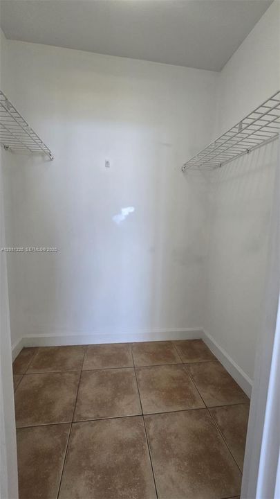 For Rent: $2,950 (1 beds, 1 baths, 726 Square Feet)
