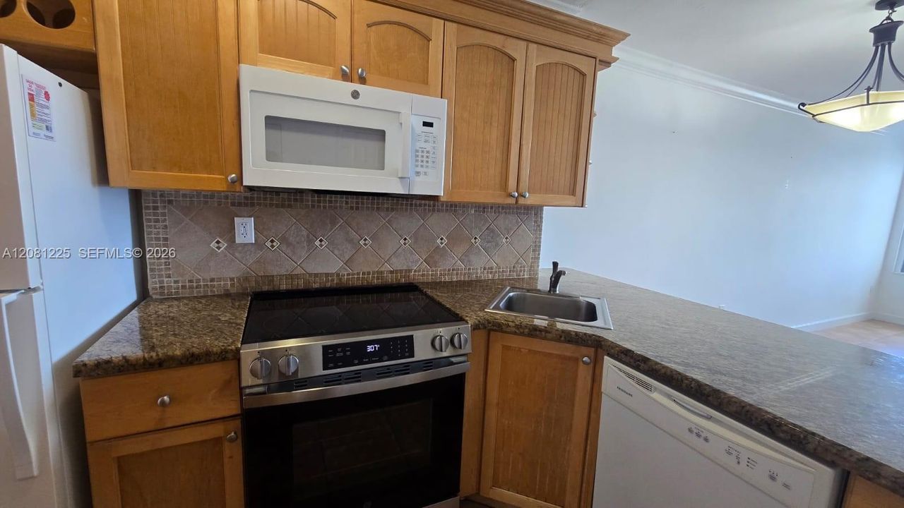 For Rent: $2,950 (1 beds, 1 baths, 726 Square Feet)