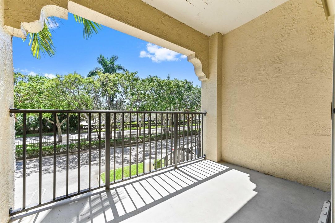 27 Balcony 02