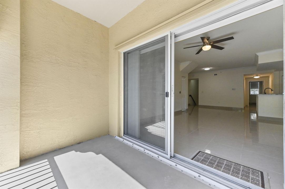28 Balcony 03