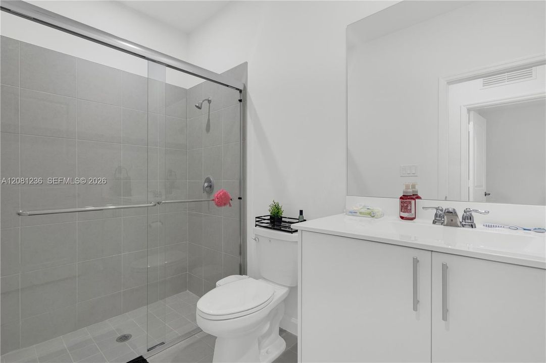 En Renta: $4,300 (4 camas, 3 baños, 2412 Pies cuadrados)