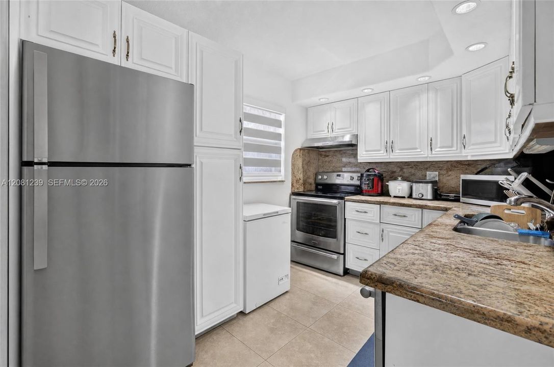 For Sale: $310,000 (2 beds, 2 baths, 1075 Square Feet)