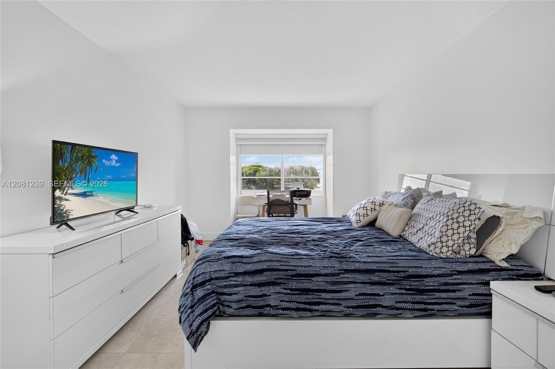 For Sale: $310,000 (2 beds, 2 baths, 1075 Square Feet)