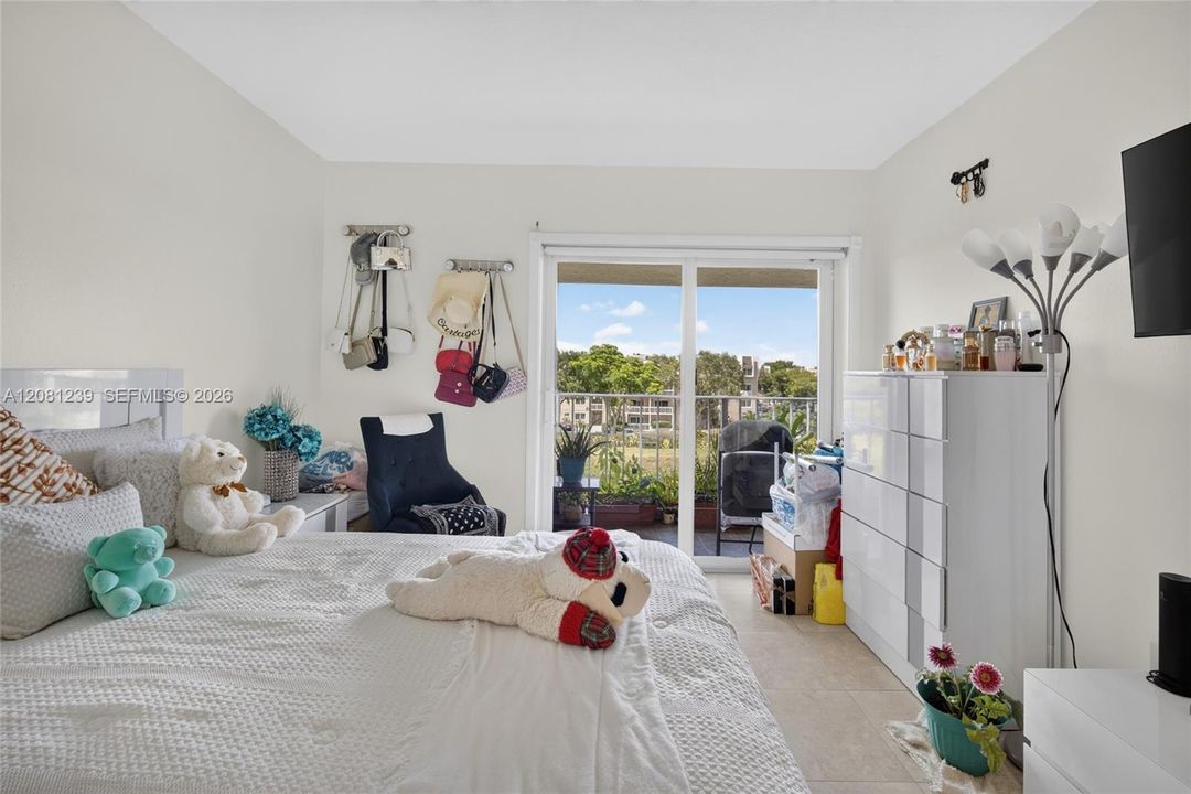 For Sale: $310,000 (2 beds, 2 baths, 1075 Square Feet)