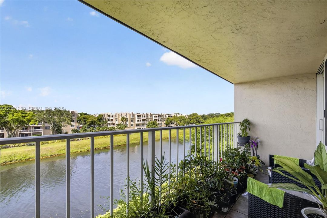 For Sale: $310,000 (2 beds, 2 baths, 1075 Square Feet)