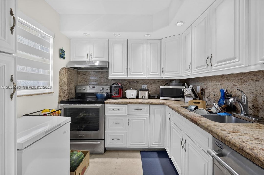 For Sale: $310,000 (2 beds, 2 baths, 1075 Square Feet)