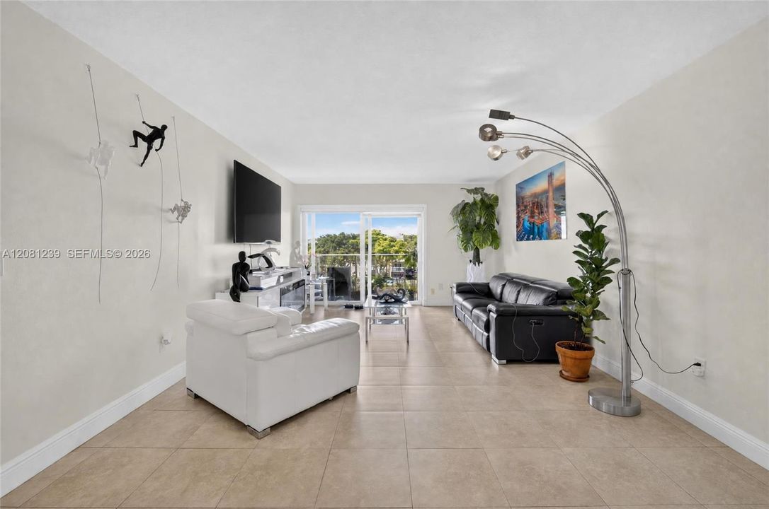 For Sale: $310,000 (2 beds, 2 baths, 1075 Square Feet)