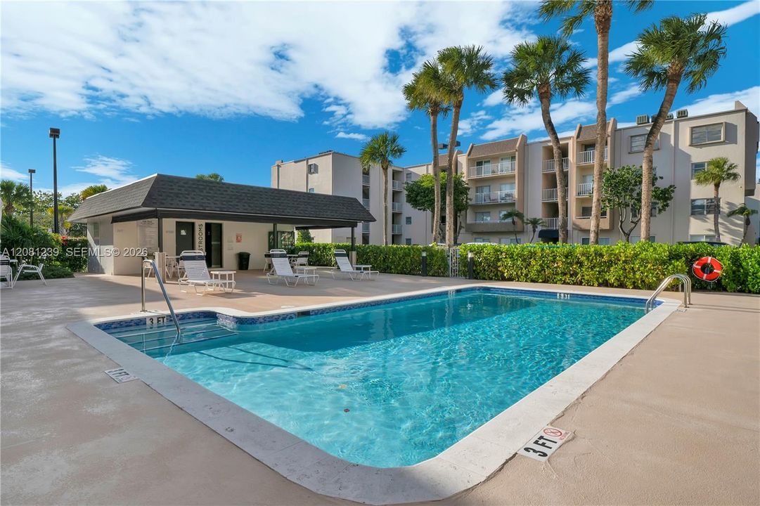 For Sale: $310,000 (2 beds, 2 baths, 1075 Square Feet)