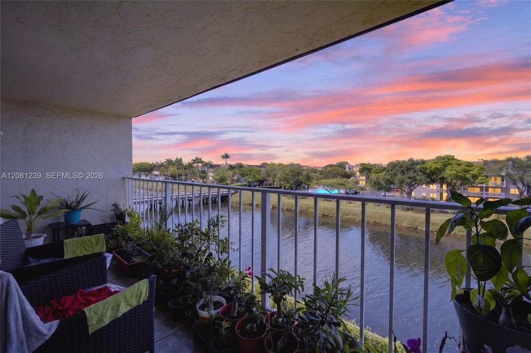 For Sale: $310,000 (2 beds, 2 baths, 1075 Square Feet)