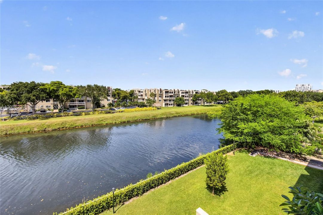 For Sale: $310,000 (2 beds, 2 baths, 1075 Square Feet)