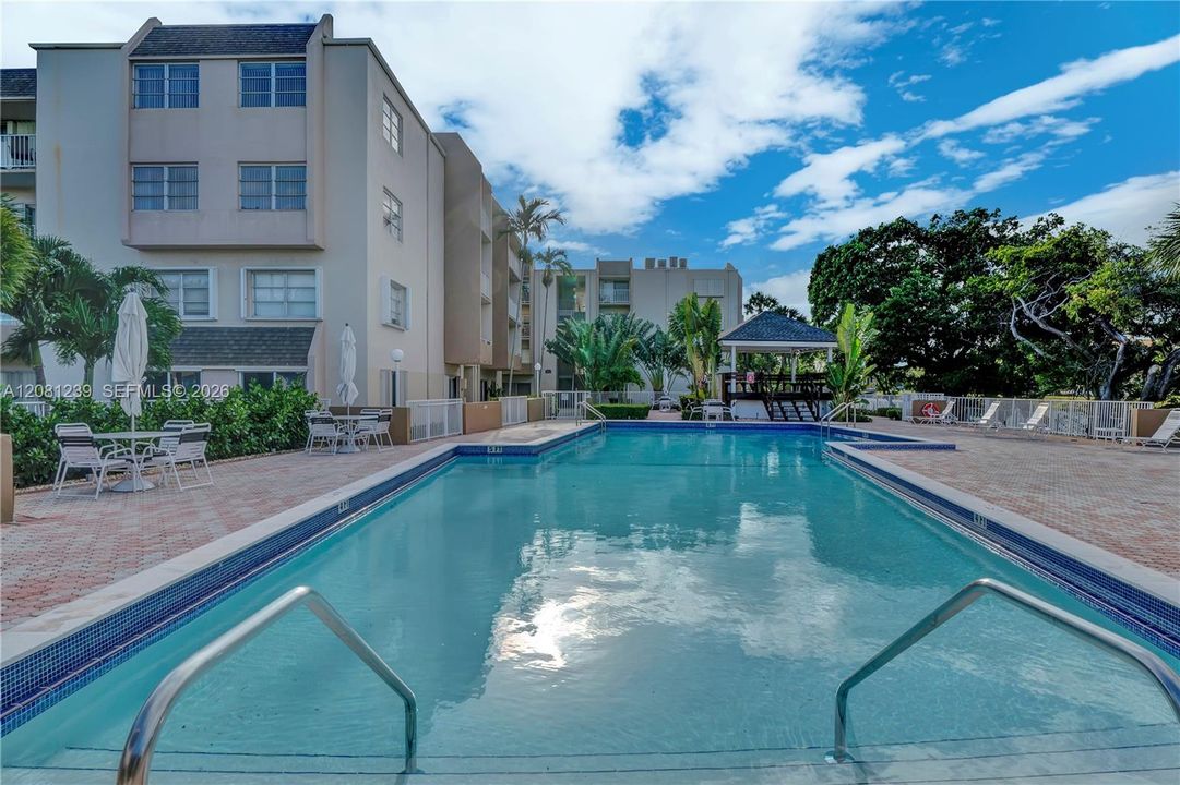 For Sale: $310,000 (2 beds, 2 baths, 1075 Square Feet)