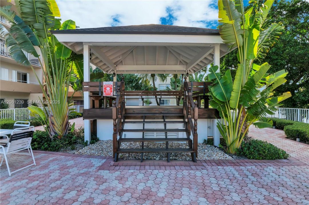 For Sale: $310,000 (2 beds, 2 baths, 1075 Square Feet)