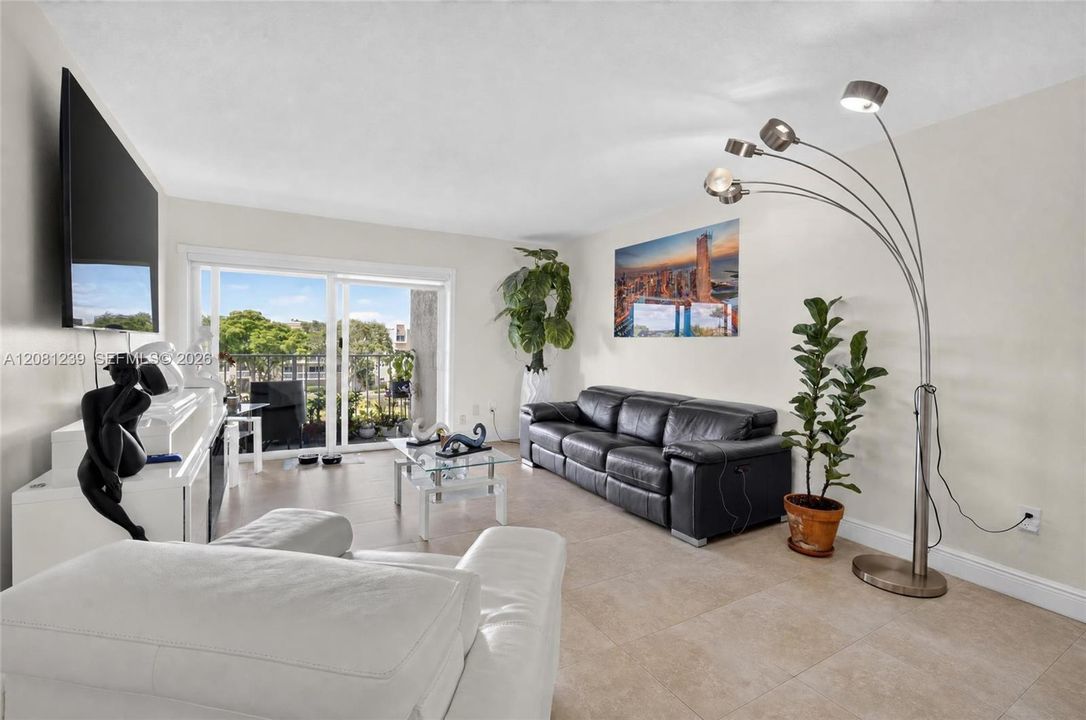 For Sale: $310,000 (2 beds, 2 baths, 1075 Square Feet)