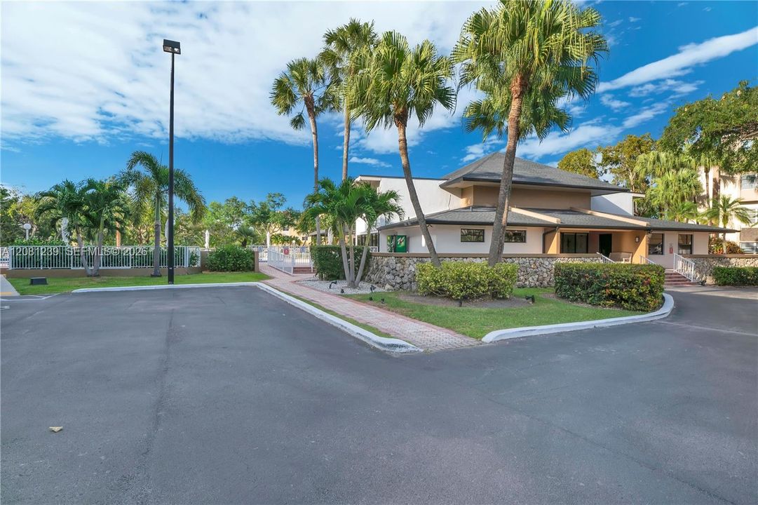 For Sale: $310,000 (2 beds, 2 baths, 1075 Square Feet)