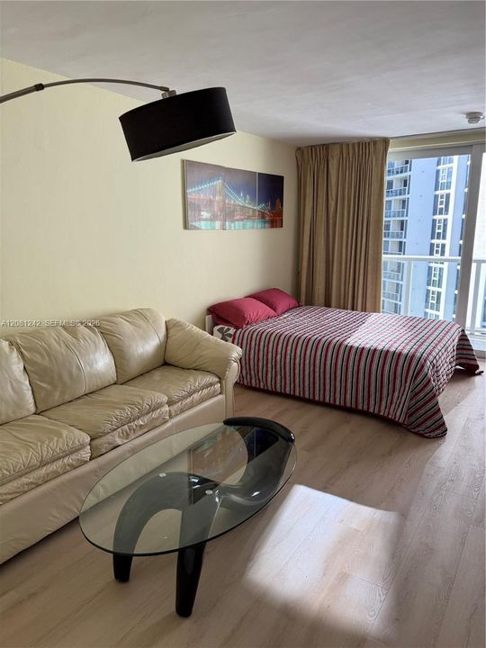 В аренду: $2,400 (0 спален, 1 ванн, 360 Квадратных фут)