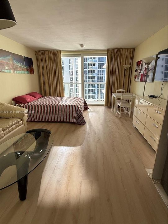 В аренду: $2,400 (0 спален, 1 ванн, 360 Квадратных фут)