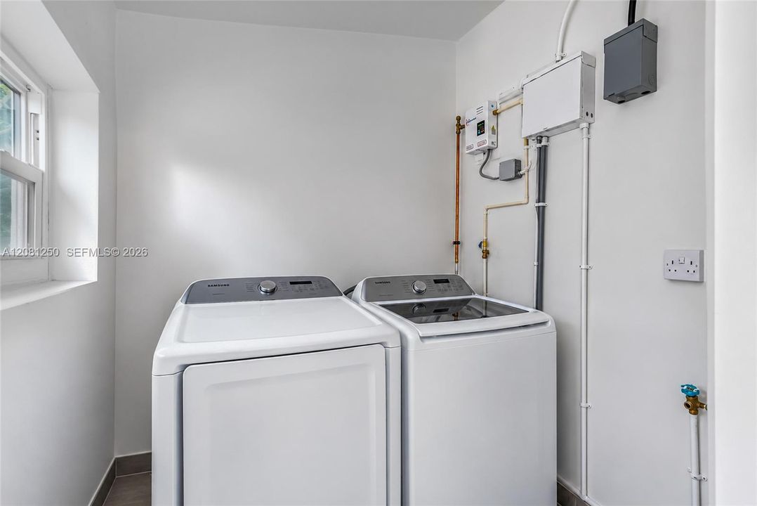 For Rent: $3,000 (2 beds, 1 baths, 805 Square Feet)