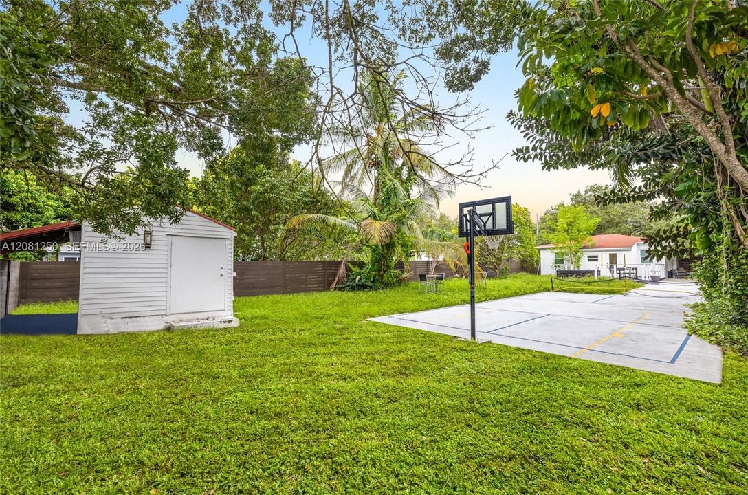 For Rent: $3,000 (2 beds, 1 baths, 805 Square Feet)