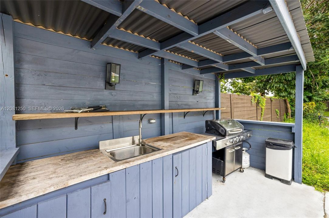 For Rent: $3,000 (2 beds, 1 baths, 805 Square Feet)