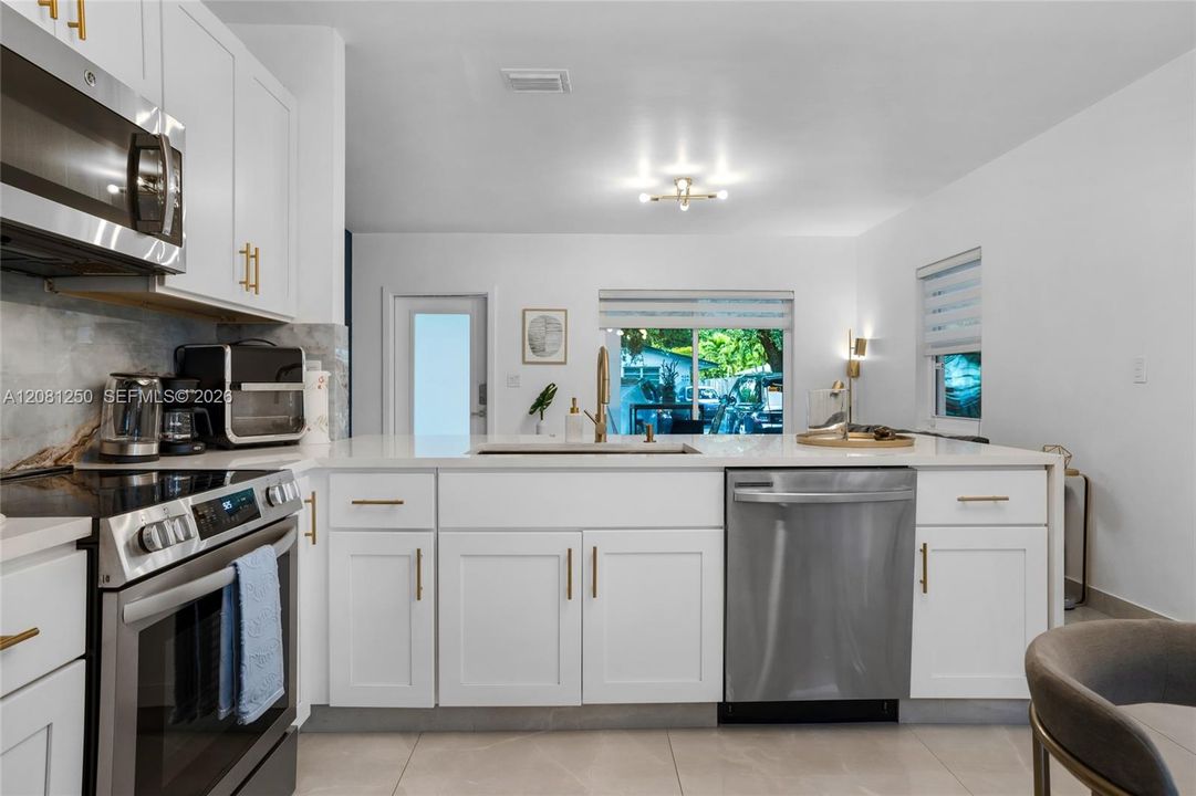 For Rent: $3,000 (2 beds, 1 baths, 805 Square Feet)