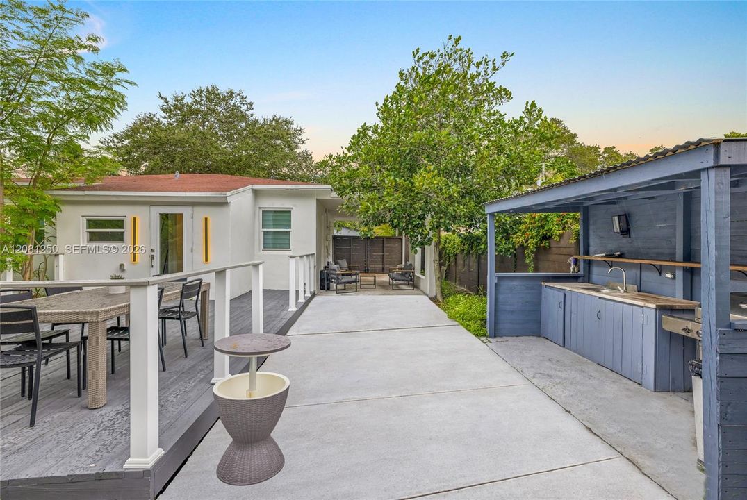 For Rent: $3,000 (2 beds, 1 baths, 805 Square Feet)